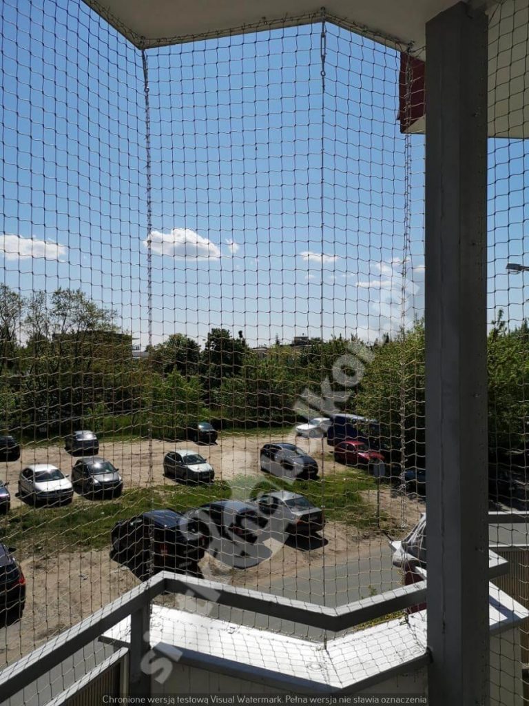 Siatki zabezpieczające przestrzeń balkonu